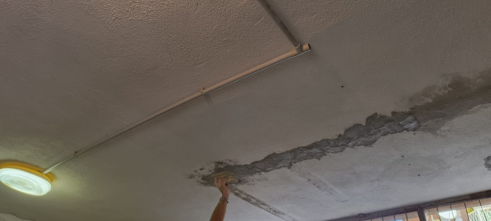 Lavori di stuccatura e intonacatura sul soffitto