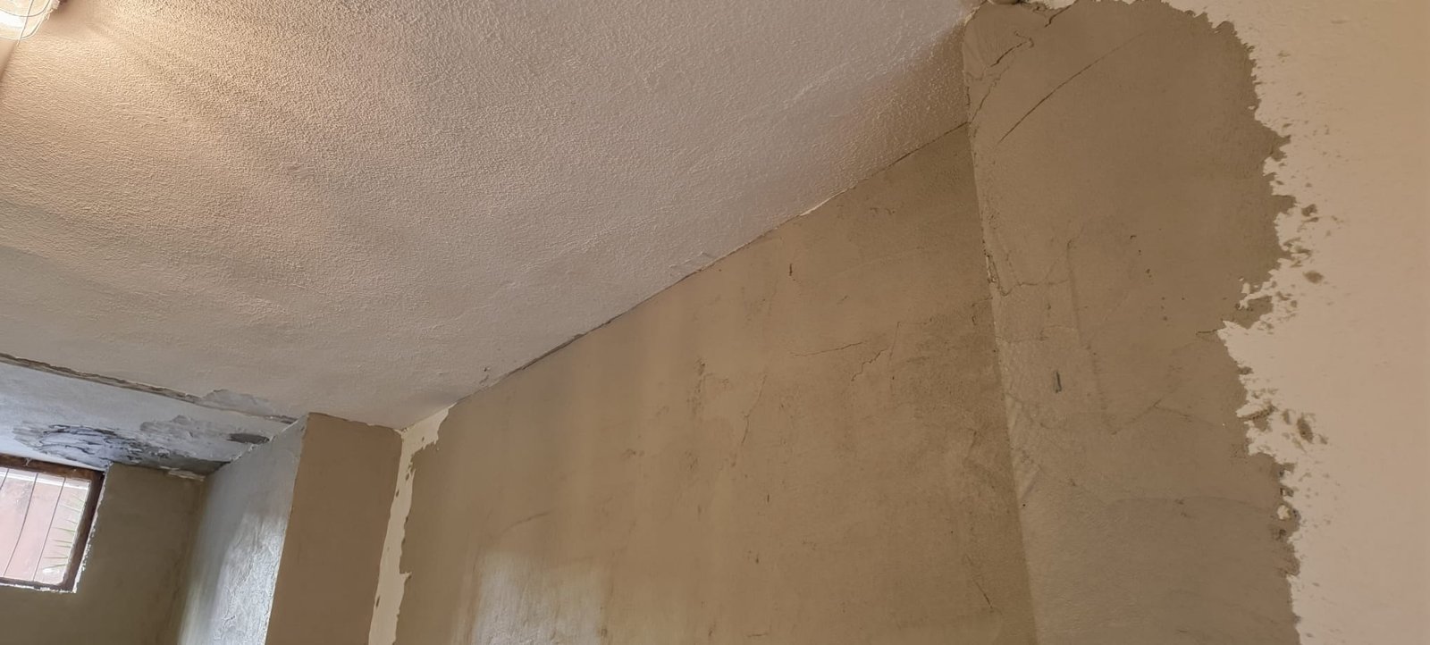 Panoramica della parete con intonaco fresco