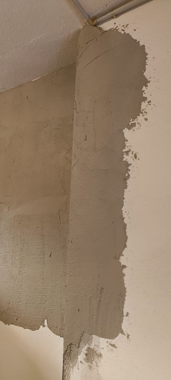 Dettaglio dell'intonaco fresco applicato sullo spigolo di una parete
